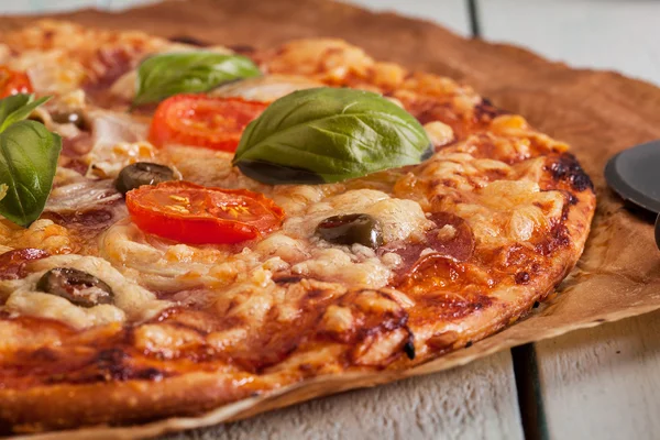 Pizza dengan salami, tomat dan zaitun — Stok Foto