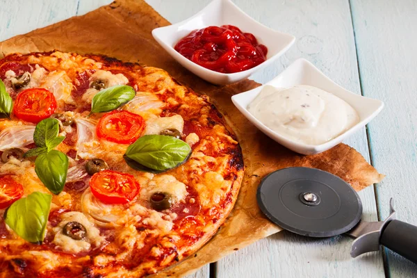 Pizza, szalámi, paradicsom és olajbogyó — Stock Fotó