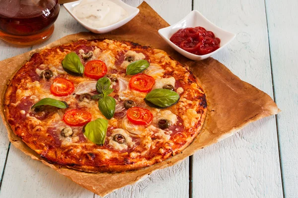 Pizza med salami, tomater och Oliver — Stockfoto