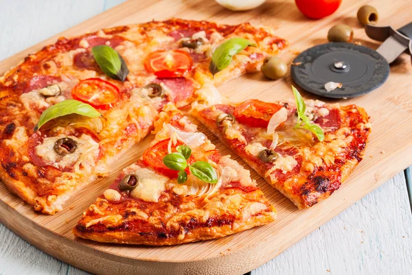 Pizza, szalámi, paradicsom és olajbogyó — Stock Fotó