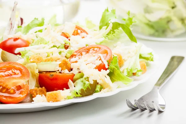 Primer plano de la ensalada. Lechuga, tomate, pepino —  Fotos de Stock