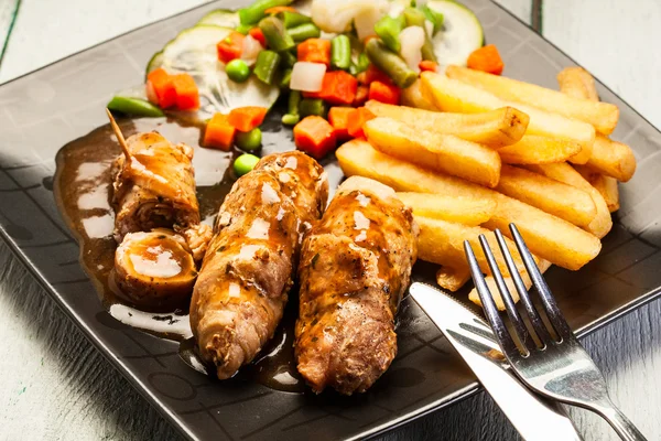 Rolos de carne com batatas fritas — Fotografia de Stock