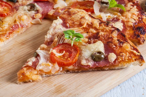 Pizza med salami, tomater och Oliver — Stockfoto