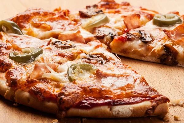 Пицца с сыром и ветчиной — стоковое фото