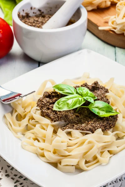 Tagliatelle pasta med pesto — Stockfoto