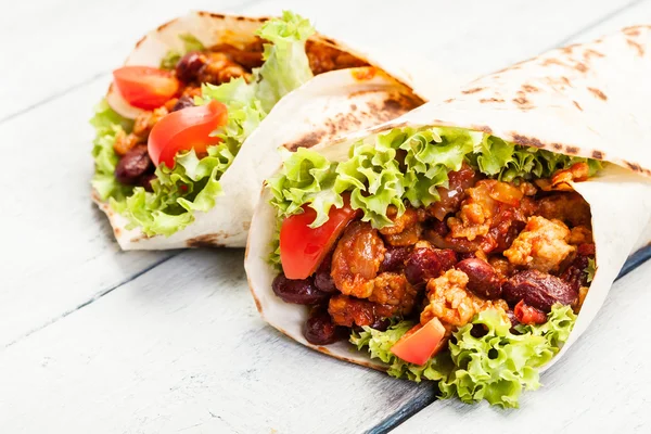 Burrito. Tortilla met vlees en bonen — Stockfoto