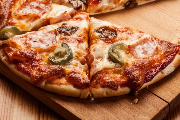 Pizza med ost och skinka — Stockfoto