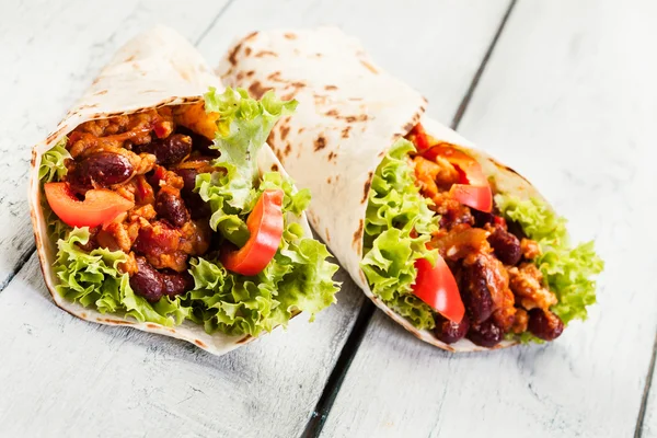 Burrito. Tortilla met vlees en bonen — Stockfoto