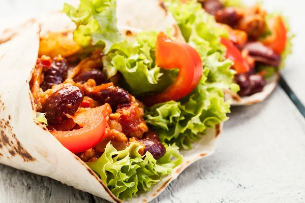 Burrito. Tortilla met vlees en bonen — Stockfoto