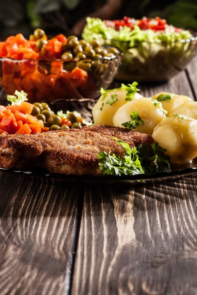 Breaded cutlet and potatoes — Stock Photo, Image