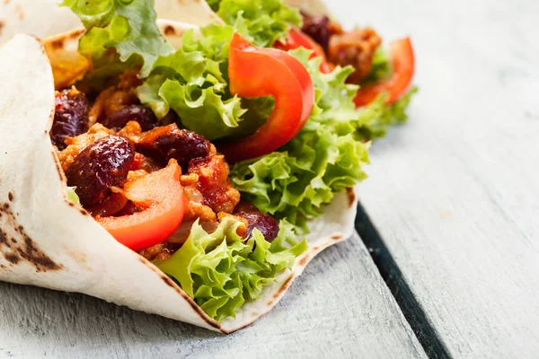 Burrito. τορτίγια με κρέας και φασόλια — Φωτογραφία Αρχείου