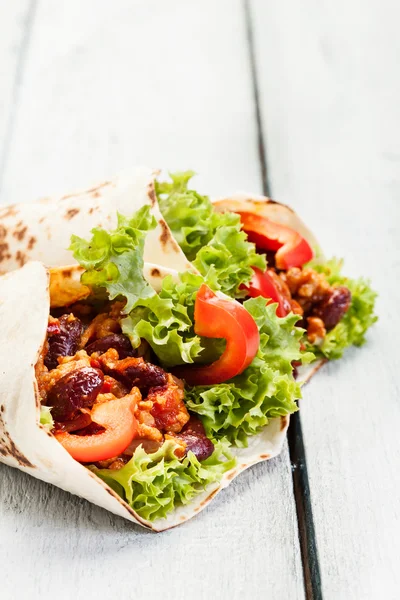 Burrito. Tortilla con carne e fagioli — Foto Stock