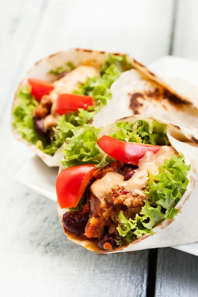 Burrito. τορτίγια με κρέας και φασόλια — Φωτογραφία Αρχείου