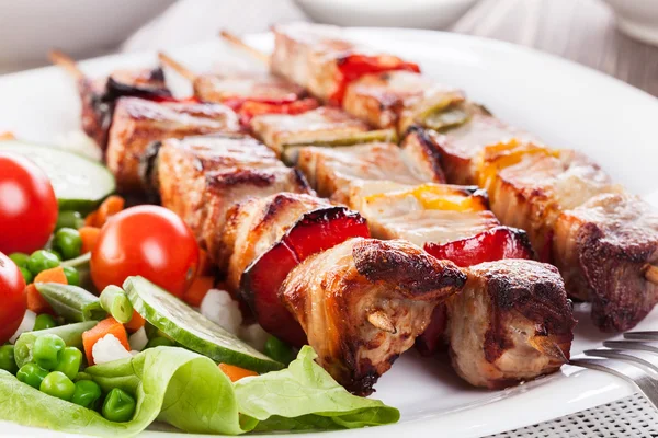 Shashlik a la parrilla con verduras — Foto de Stock