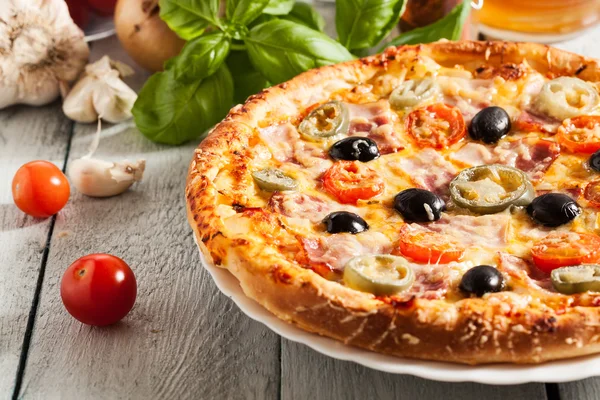 Pastırmalı pizza — Stok fotoğraf