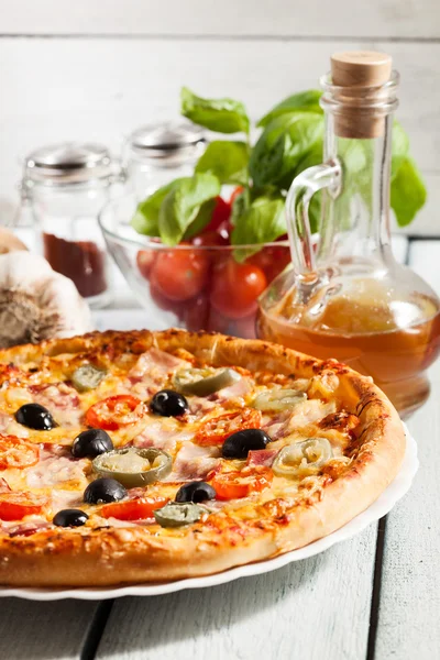 Pizza med bacon — Stockfoto