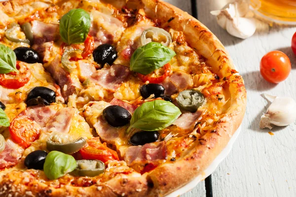 Pizza szalonnával — Stock Fotó