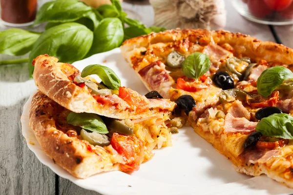 Pizza con tocino — Foto de Stock