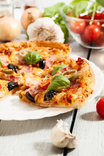 Pizza con tocino —  Fotos de Stock