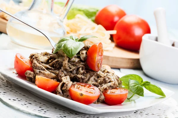 Tagliatelle macarrão com pesto — Fotografia de Stock