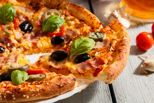 Pizza mit Speck — Stockfoto