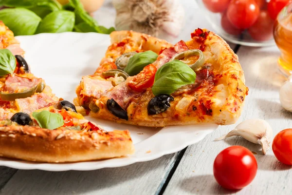 Pizza med bacon — Stockfoto