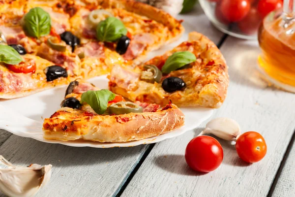 Pizza med bacon — Stockfoto