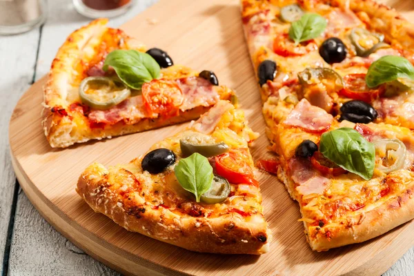 Pizza med bacon — Stockfoto