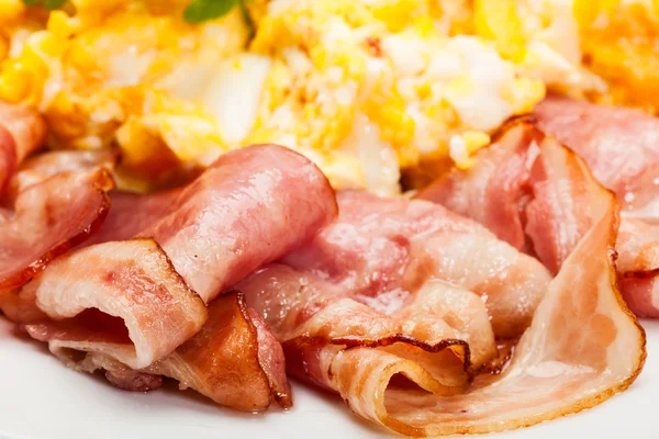 Closeup of scrambled eggs with bacon — Stock Photo, Image