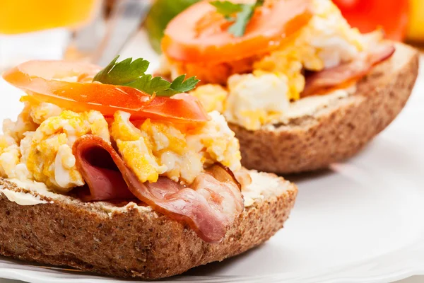 Sandwich with scrambled eggs and bacon — Stock Photo, Image