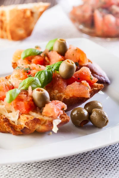 Bruschetta con mozzarella, tomate y aceituna — Foto de Stock