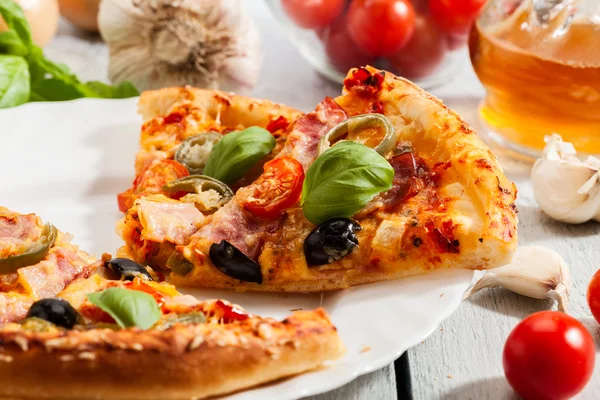 Pizza med bacon — Stockfoto