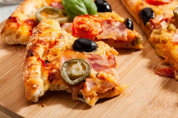 Pizza med bacon — Stockfoto