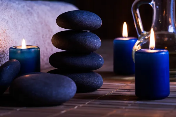 Spa bodegón con piedras calientes aceite esencial y velas — Foto de Stock