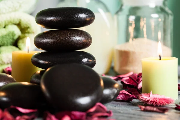 Hot stones essential oil and candles — Stock Photo, Image