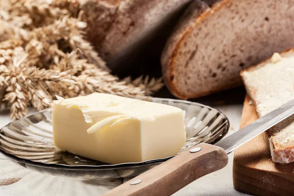 Свежий хлеб с маслом — стоковое фото