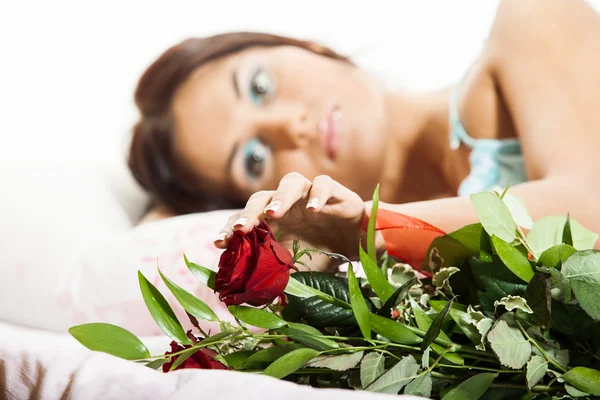 Beautiful woman with a bouquet of roses — Stock Photo, Image