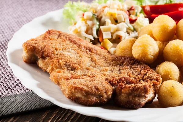 Breaded cutlet and potatoes — Stock Photo, Image