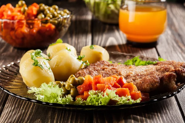 Gepaneerde kotelet en aardappelen — Stockfoto