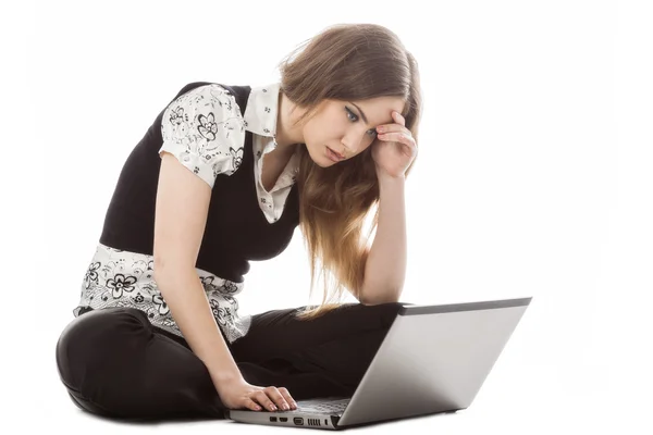 Pretty young woman using a laptop — Stock Photo, Image