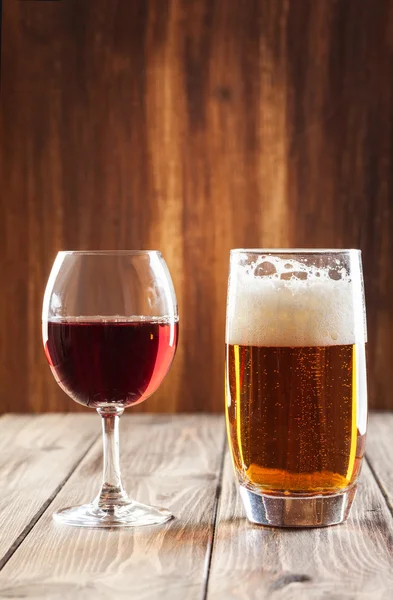 Verre à vin et verre de bière — Photo