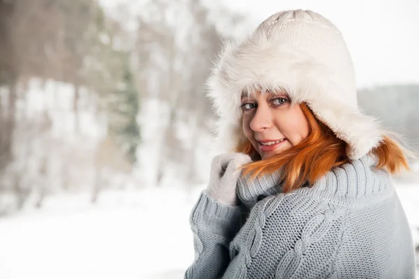 Mooie winter vrouw — Stockfoto