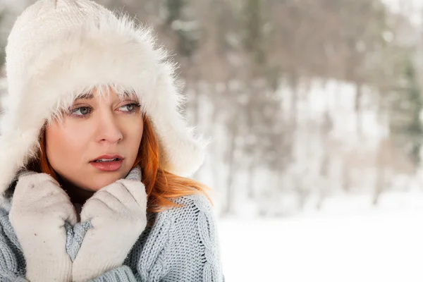 Mooie vrouw op de achtergrond van de winter — Stockfoto