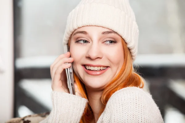 Beautiful woman talking on mobile phone — Stock Photo, Image