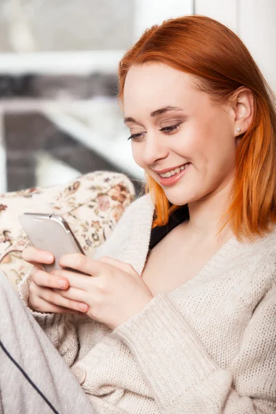 Belle femme textos avec son téléphone — Photo