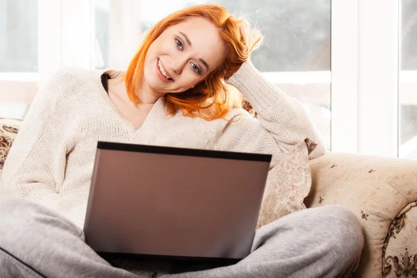 Ung kvinna i vinterkläder med laptop — Stockfoto