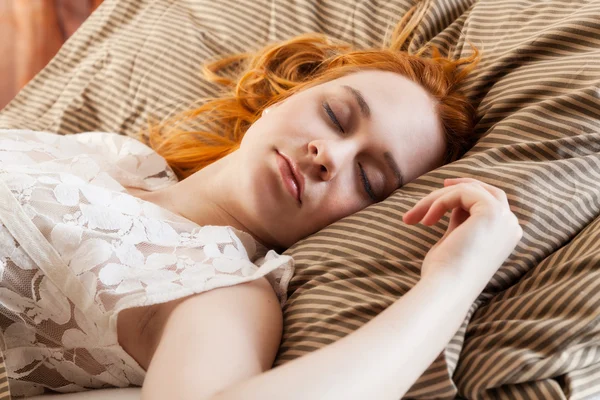 Bella donna che dorme a letto — Foto Stock