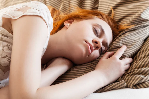 Bella donna che dorme a letto — Foto Stock