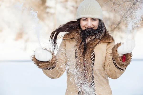 Menina brincando com neve ao ar livre — Fotografia de Stock