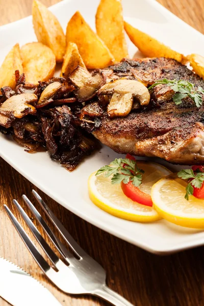 Pork chop met paddestoelen en chips — Stockfoto